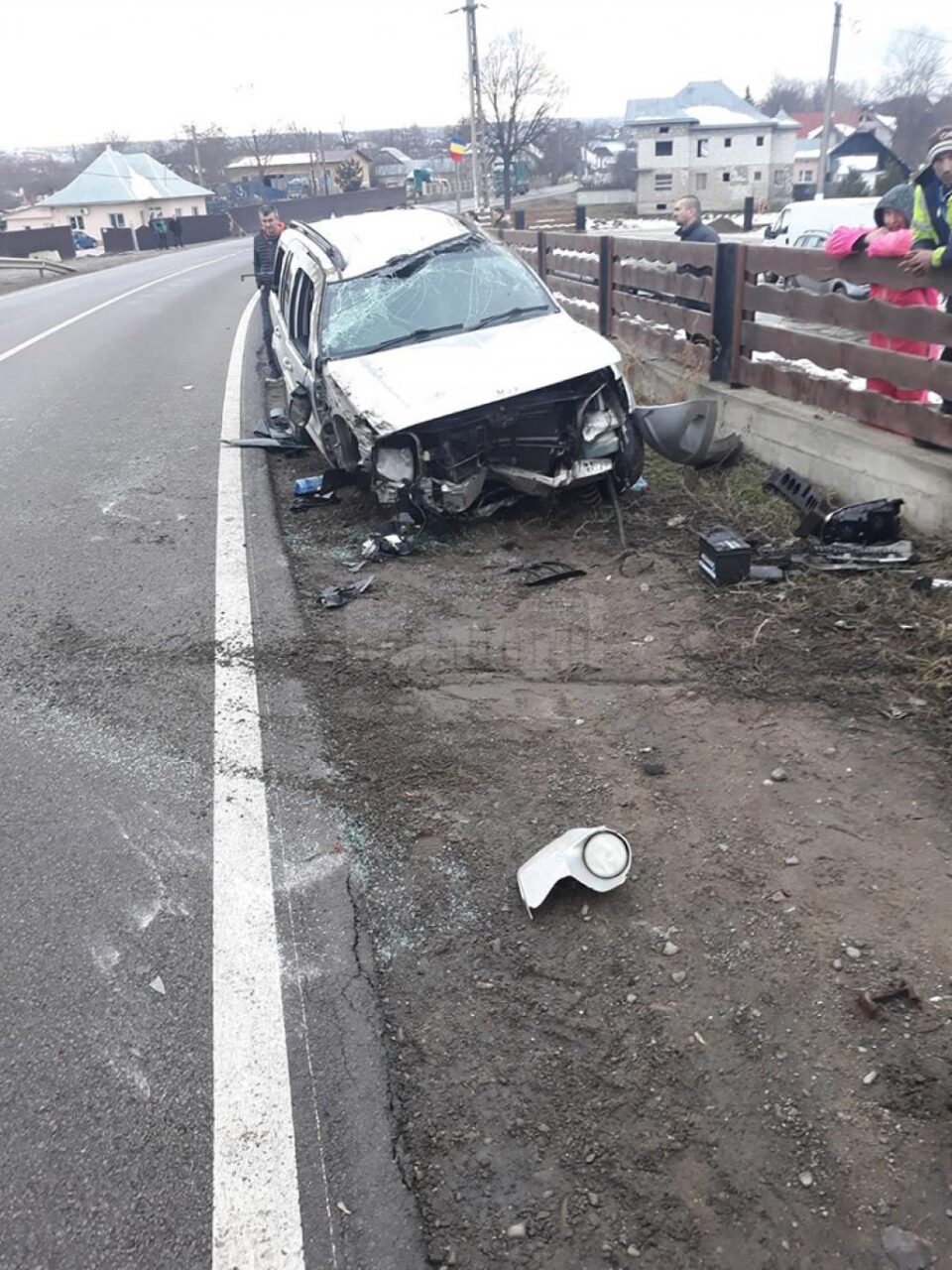 Un șofer care circula cu viteză a distrus un gard și și-a băgat soția în spital