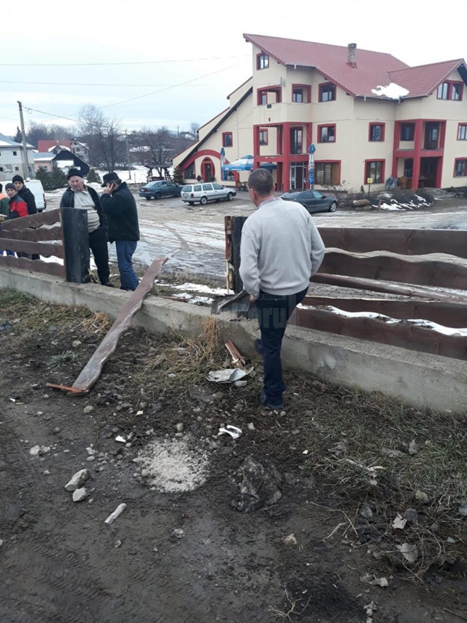 Un șofer care circula cu viteză a distrus un gard și și-a băgat soția în spital