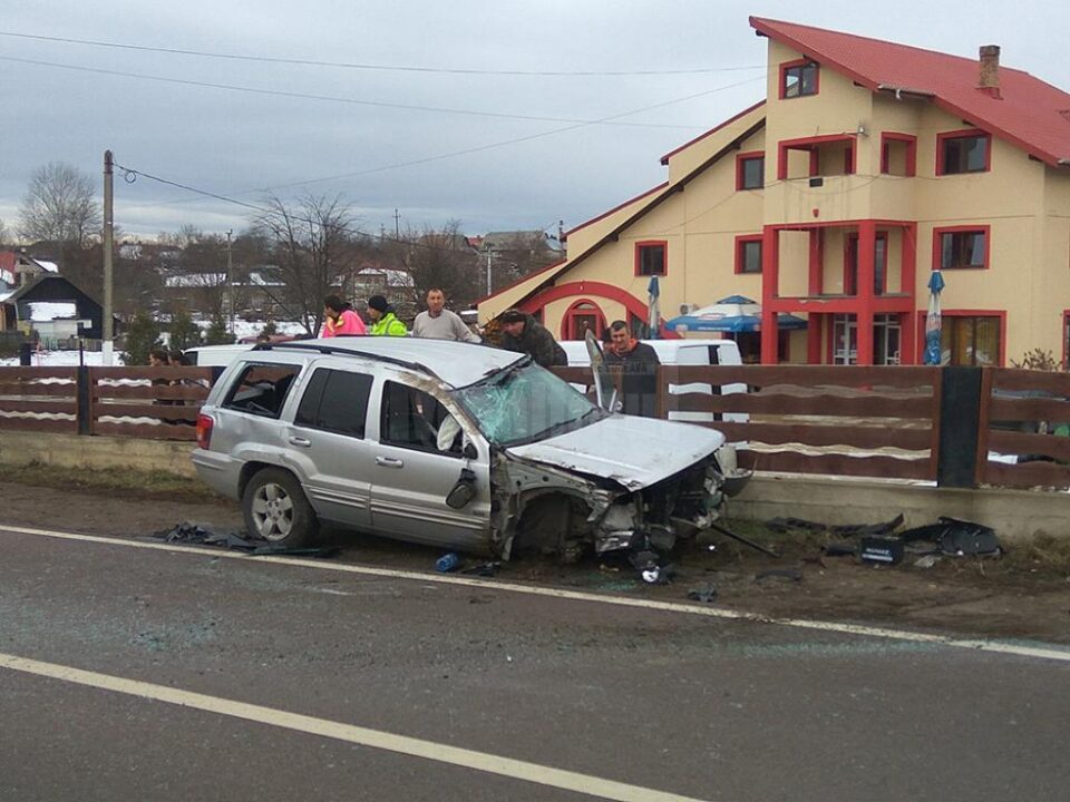 Un șofer care circula cu viteză a distrus un gard și și-a băgat soția în spital