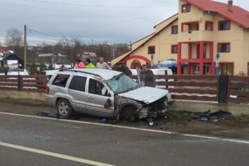 Un șofer care circula cu viteză a distrus un gard și și-a băgat soția în spital