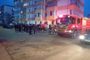 Panică și oameni evacuați după un incendiu într-un bloc din Burdujeni