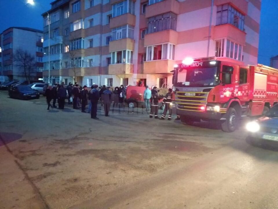 Panică și oameni evacuați după un incendiu într-un bloc din Burdujeni Panică și oameni evacuați după un incendiu într-un bloc din Burdujeni