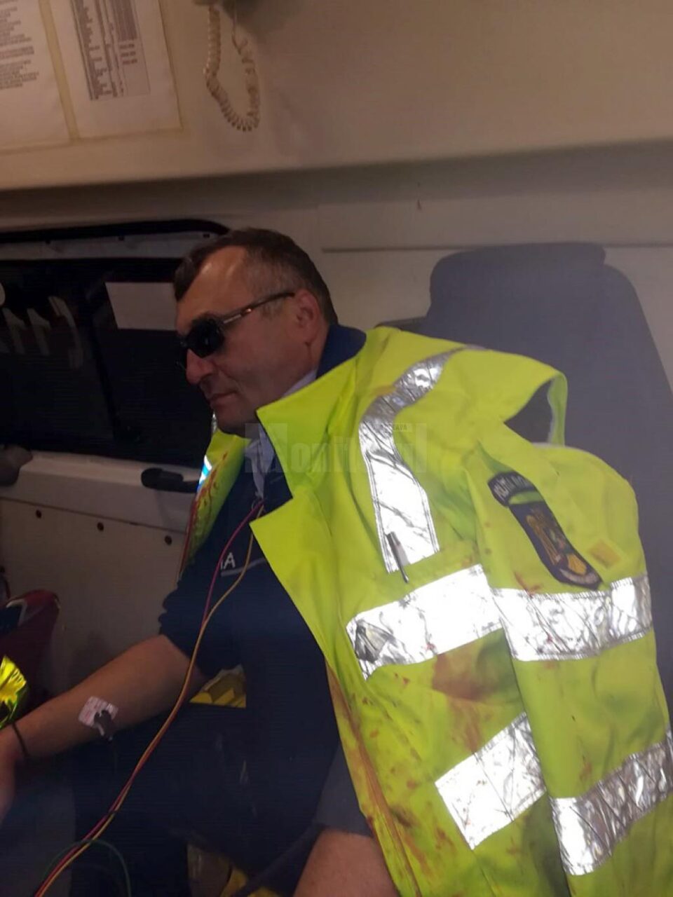 Șeful de post Vasile Grumăzescu, în ambulanță, după agresiune