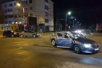 Accidentul a fost provocat de șoferul Skodei, care a pierdut controlul mașinii și a acroșat cele două autoturisme