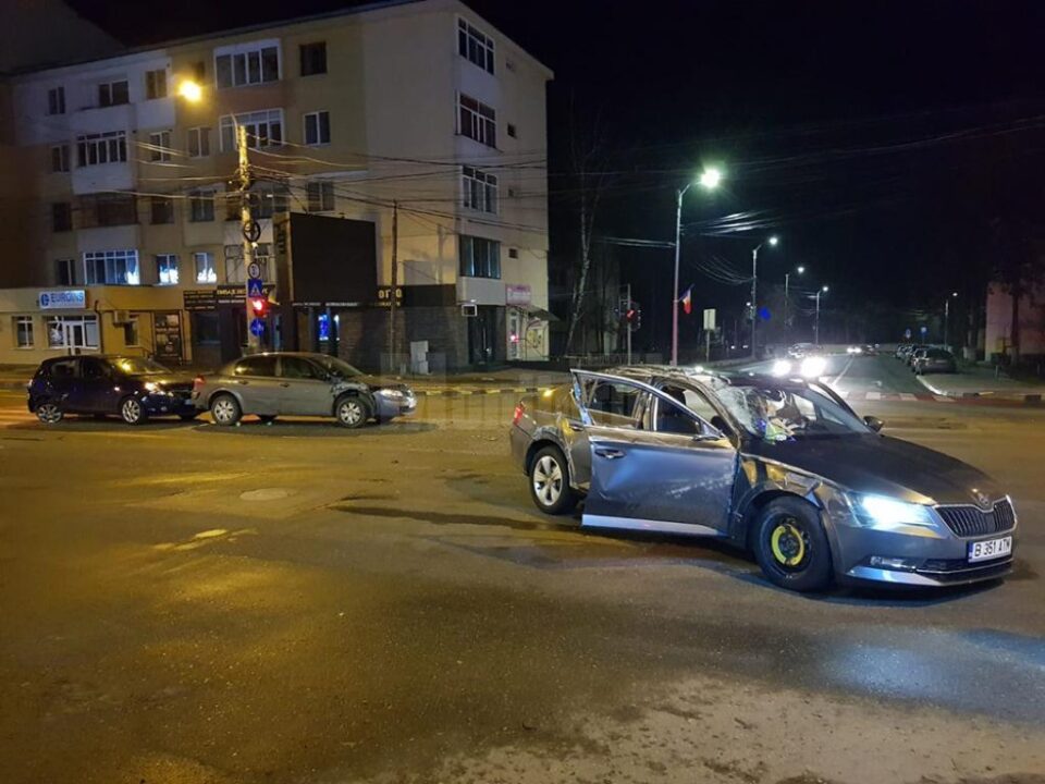 Accidentul a fost provocat de șoferul Skodei, care a pierdut controlul mașinii și a acroșat cele două autoturisme Accidentul a fost provocat de șoferul Skodei, care a pierdut controlul mașinii și a acroșat cele două autoturisme