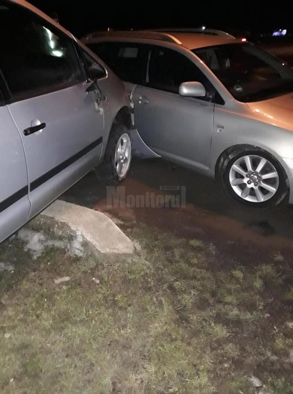 În încercarea de a-l evita pe biciclist, autoturismul marca VW Sharan a ajuns pe contrasens și a lovit o mașină marca Toyota, parcată regulamentar