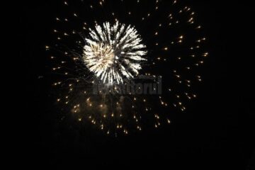 Zeci de mii de suceveni au petrecut Revelionul în aer liber, cu muzică și un minunat foc de artificii