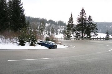 Mașina condusă de bistrițean, abandonată pe Mestecăniș