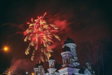 Foc de artificii în piața centrală din Rădăuți. Foto: Doru Clipa