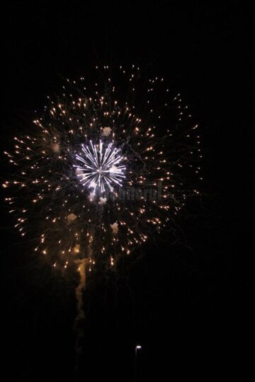 Zeci de mii de suceveni au petrecut Revelionul în aer liber, cu muzică și un minunat foc de artificii
