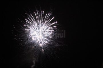 Zeci de mii de suceveni au petrecut Revelionul în aer liber, cu muzică și un minunat foc de artificii