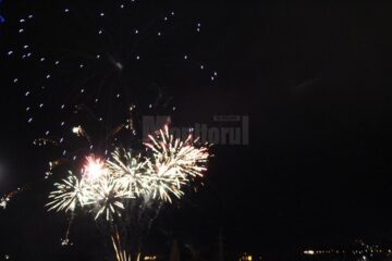 Zeci de mii de suceveni au petrecut Revelionul în aer liber, cu muzică și un minunat foc de artificii
