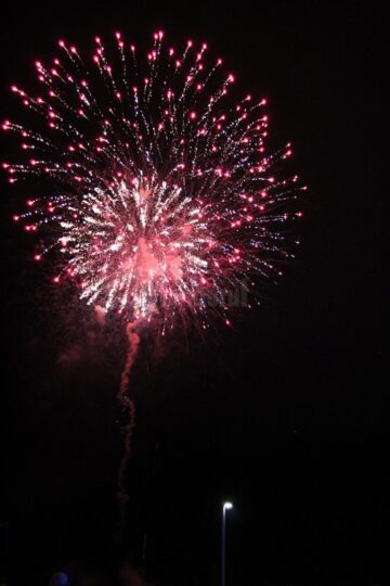 Zeci de mii de suceveni au petrecut Revelionul în aer liber, cu muzică și un minunat foc de artificii