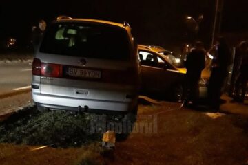 În încercarea de a-l evita pe biciclist, autoturismul marca VW Sharan a ajuns pe contrasens și a lovit o mașină marca Toyota, parcată regulamentar