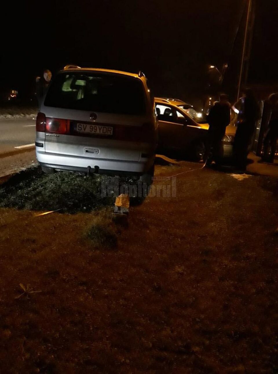 În încercarea de a-l evita pe biciclist, autoturismul marca VW Sharan a ajuns pe contrasens și a lovit o mașină marca Toyota, parcată regulamentar În încercarea de a-l evita pe biciclist, autoturismul marca VW Sharan a ajuns pe contrasens și a lovit o mașină marca Toyota, parcată regulamentar