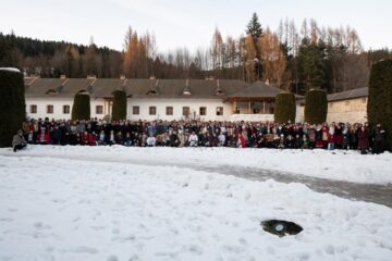Peste 200 de studenți au participat la o tabără de iarnă la Mănăstirea Putna. Foto :Mănăstirea Putna
