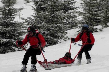 Zeci de persoane au suferit accidente pe pârtiile din Vatra Dornei