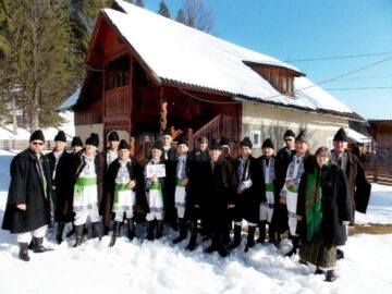 Grupul „Flori de Măr” al Căminului Cultural Râșca a participat anul trecut la peste 30 de activități cultural-artistice