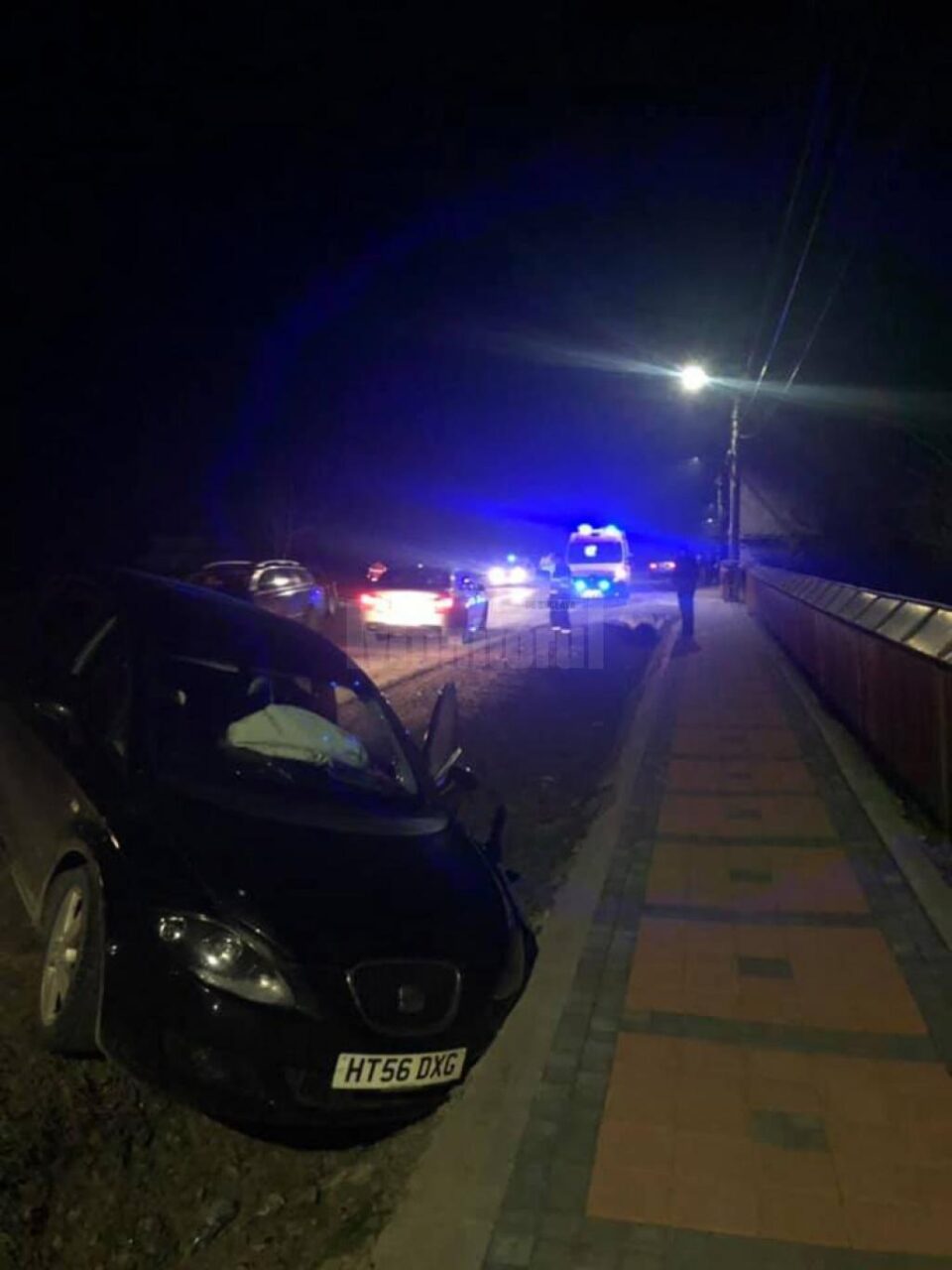 În urma impactului, pasagera aflată pe bancheta din stânga față a autoturismului marca Seat Leon a fost rănită ușor În urma impactului, pasagera aflată pe bancheta din stânga față a autoturismului marca Seat Leon a fost rănită ușor