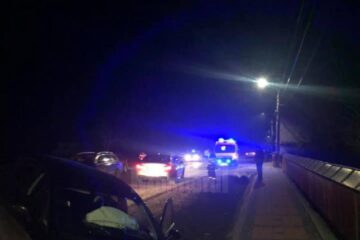 În urma impactului, pasagera aflată pe bancheta din stânga față a autoturismului marca Seat Leon a fost rănită ușor