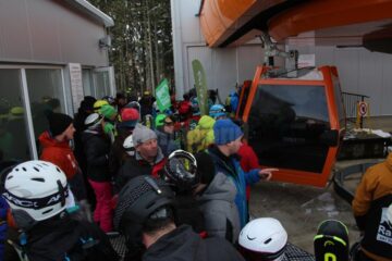 Sute de schiori au venit la Câmpulung Moldovenesc la deschiderea oficială a pârtiei de pe Rarău