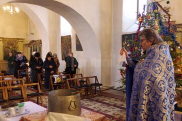 Slujba de la biserica Sf Cruce din Suceava