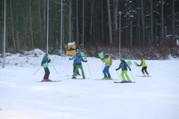 Sute de schiori au venit la Câmpulung Moldovenesc la deschiderea oficială a pârtiei de pe Rarău