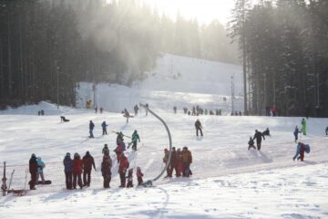 Sute de schiori au venit la Câmpulung Moldovenesc la deschiderea oficială a pârtiei de pe Rarău