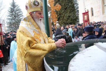 La Mănăstirea „Sf. Ioan cel Nou” Suceava, Agheasma Mare a fost săvârșită de Înaltpreasfințitul Pimen, Arhiepiscopul Sucevei și Rădăuților