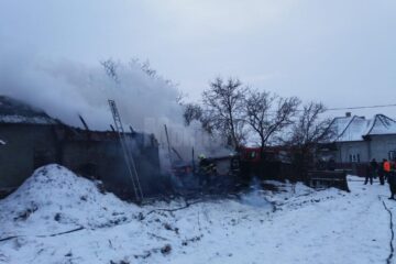 Anexele unei gospodării, distruse de un incendiu în satul Călinești Arini