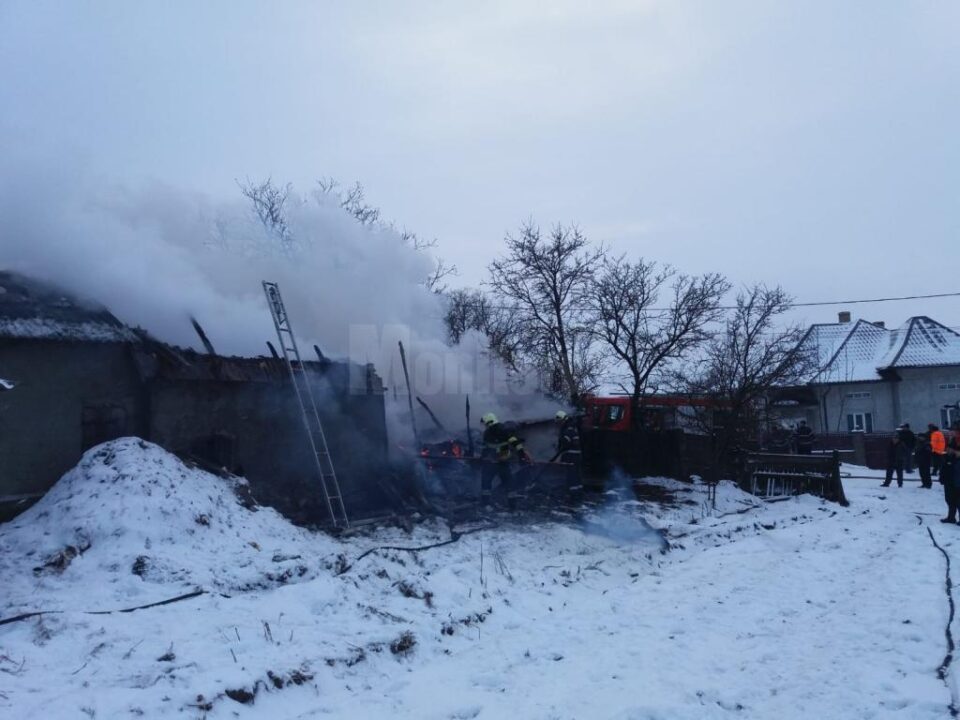 Anexele unei gospodării, distruse de un incendiu în satul Călinești Arini