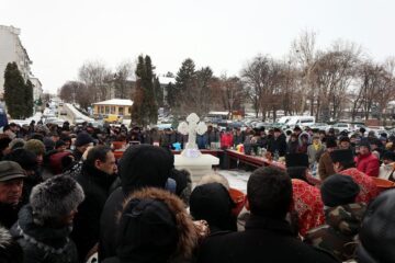 Oamenii au înfruntat frigul pentru ca, după slujba de Bobotează, să ducă acasă apă sfințită