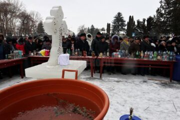 Slujba de Bobotează, în fața crucilor de gheață