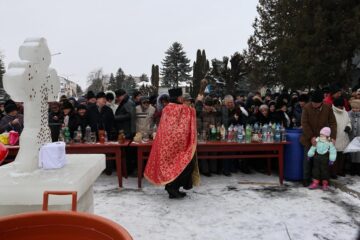 Slujba de Bobotează, în fața crucilor de gheață