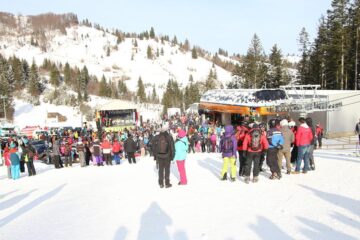 Mii de schiori au venit la Câmpulung Moldovenesc la deschiderea oficială a pârtiei de pe Rarău