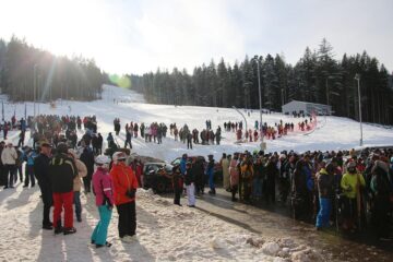 Mii de schiori au venit la Câmpulung Moldovenesc la deschiderea oficială a pârtiei de pe Rarău