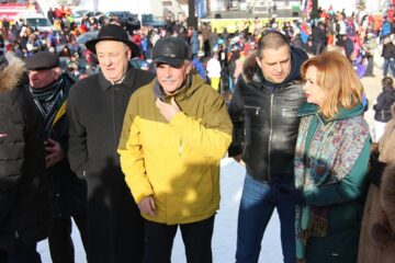 Ministrul Turismului (al doilea din dreapta) a dat asigurări că exista fonduri și pentru al doilea tronson al pârtiei de pe Rarău