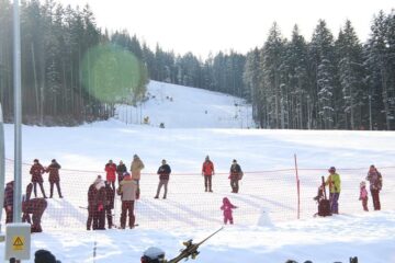 Mii de schiori au venit la Câmpulung Moldovenesc la deschiderea oficială a pârtiei de pe Rarău