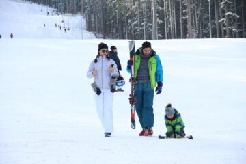 Mii de schiori au venit la Câmpulung Moldovenesc la deschiderea oficială a pârtiei de pe Rarău