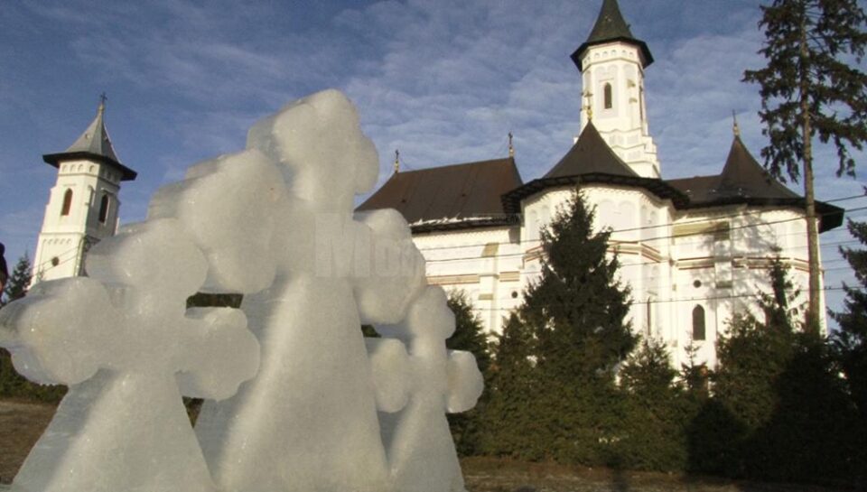 Cruci de gheata la Biserica Sf. Gheorghe din Bosanci