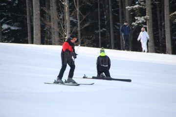 Mii de schiori au venit la Câmpulung Moldovenesc la deschiderea oficială a pârtiei de pe Rarău