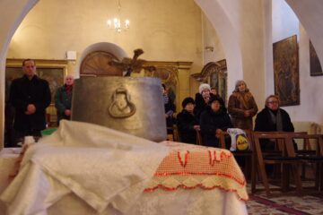 Armenii suceveni au participat ieri la slujba de Crăciun și Bobotează