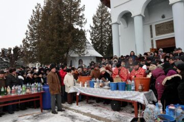 Oamenii au înfruntat frigul pentru ca, după slujba de Bobotează, să ducă acasă apă sfințită