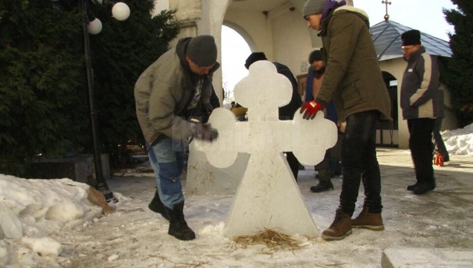 Munca la confecționarea crucilor a început la primele ore din ajunul Bobotezei