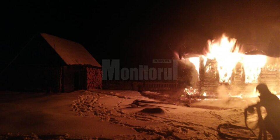 Un incendiu a afectat grav o casă din Poiana Stampei