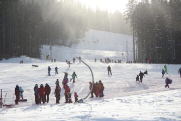 Mii de schiori au venit la Câmpulung Moldovenesc la deschiderea oficială a pârtiei de pe Rarău
