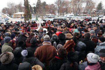 Oamenii au înfruntat frigul pentru ca, după slujba de Bobotează, să ducă acasă apă sfințită