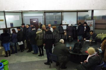 La ghișeele Primăriei Suceava, aglomerație mare din prima zi în care s-au putut achita taxele și impozitele locale