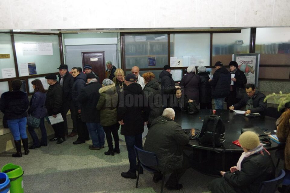 La ghișeele Primăriei Suceava, aglomerație mare din prima zi în care s-au putut achita taxele și impozitele locale