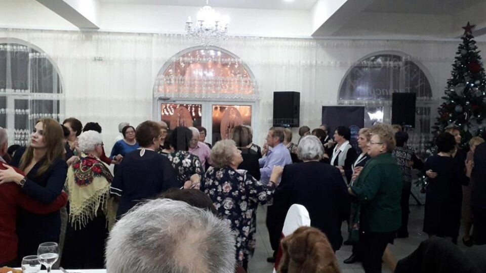 Petrecerea a atras aproape două sute de localnici